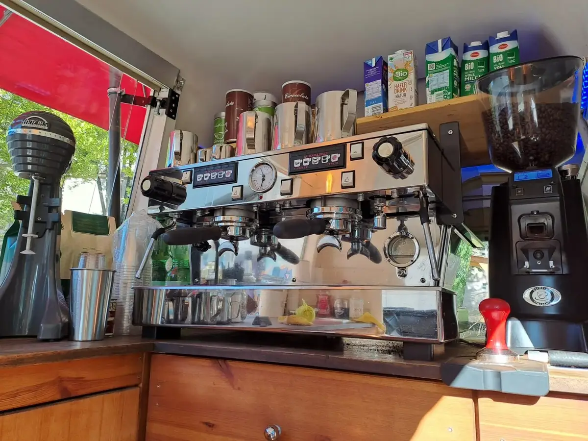 Siebträgermaschine und Mühlen in der Kaffeebar im Bulli