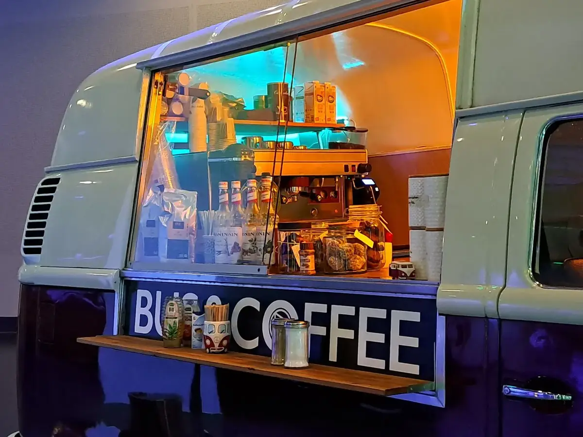 Die beleuchtete Kaffeebar im BUS&COFFEE Bulli