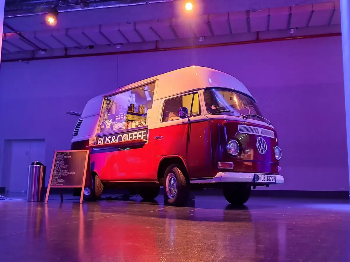 Der Bulli bei einer Indoor-Veranstaltung