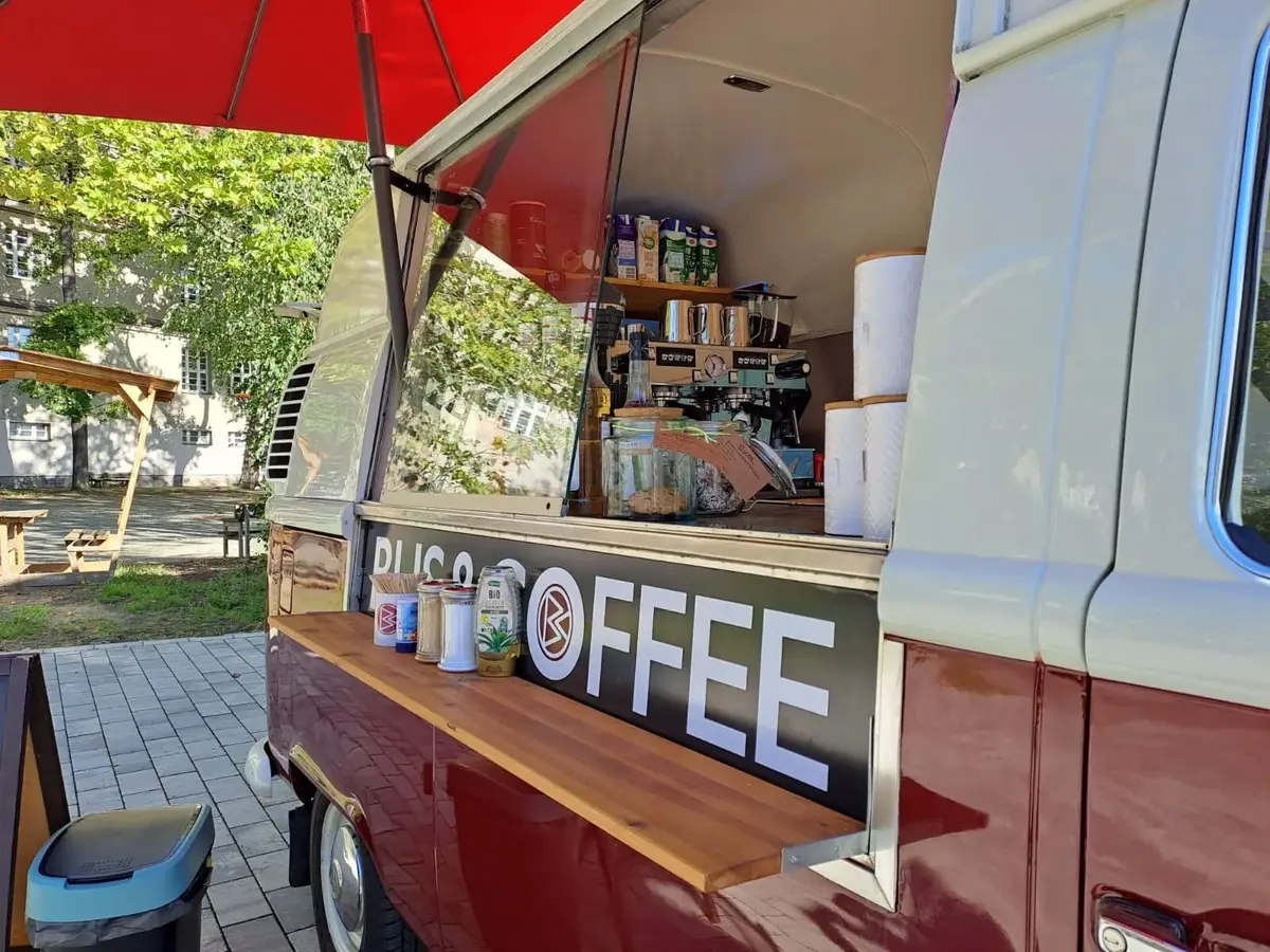 Die geöffnete Verkaufsklappe des BUS&COFFEE Bullis