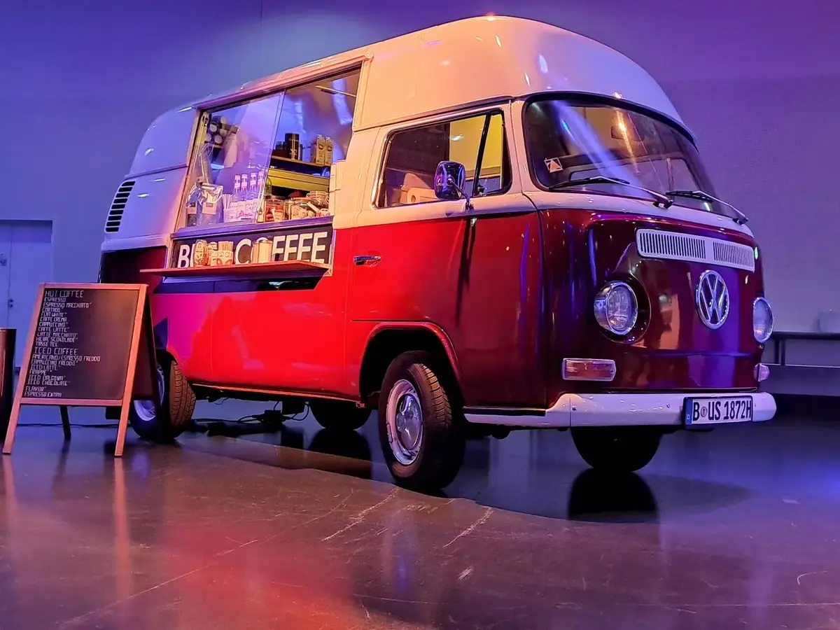 Der BUS&COFFEE Bulli mit Aufsteller und Kaffeekarte