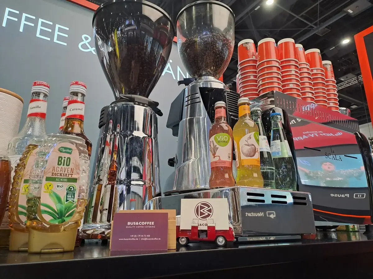 Kaffeemühlen und Getränke an unserer Messe-Kaffeebar