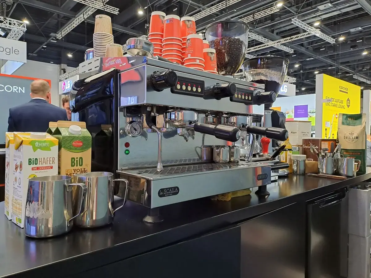 Siebträgermaschine an einer professionellen Kaffeebar