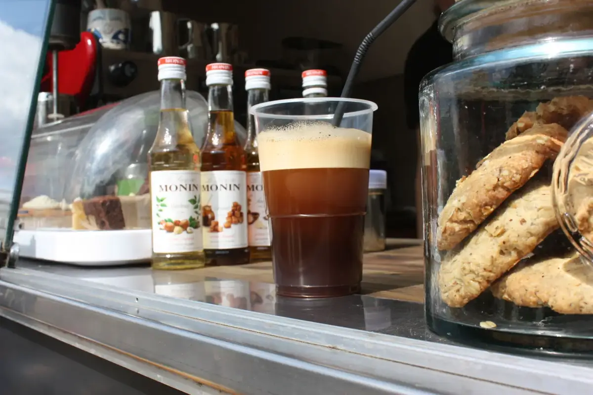 Espresso Freddo neben hausgemachten Cookies