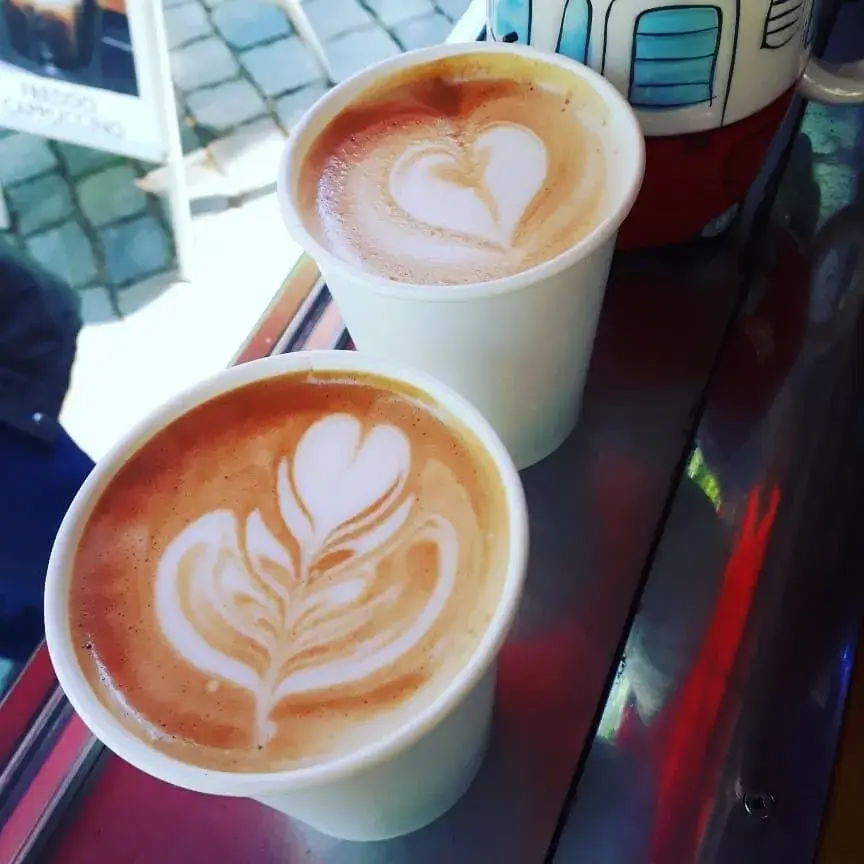 Zwei Cappuccini mit Latte Art