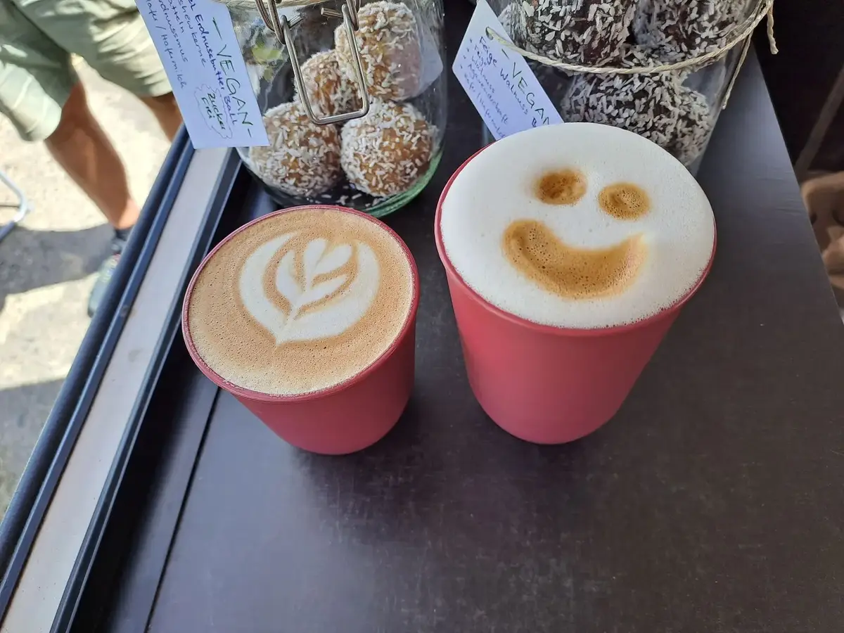 Kaffee mit Smiley-Latte-Art